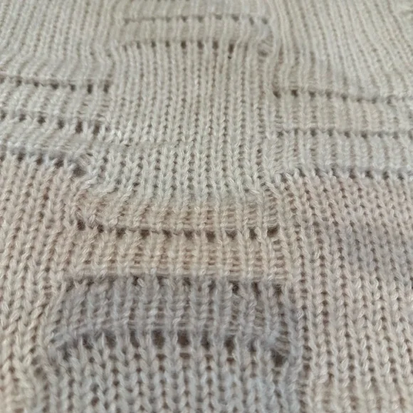 UGG Soft Knit blanket in Light Pink-start with darker pink and it get lighter - Picture 7 of 13